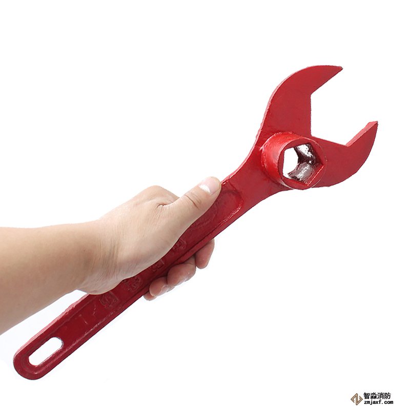 使用工具打開(kāi)消火栓閥門